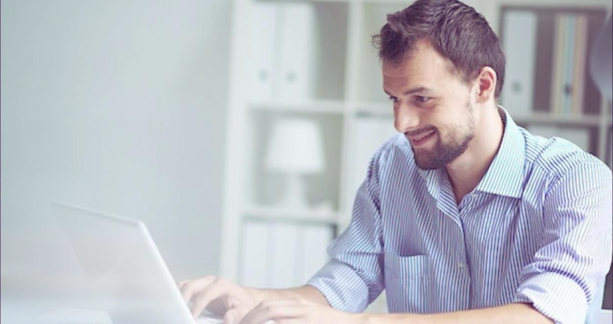 Persönliche Finanzberatung in entspannter Atmosphäre mit modernem Workspace