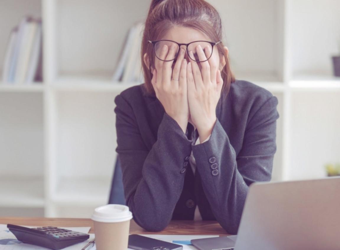 Notizen und Finanzplanung auf Arbeitstisch