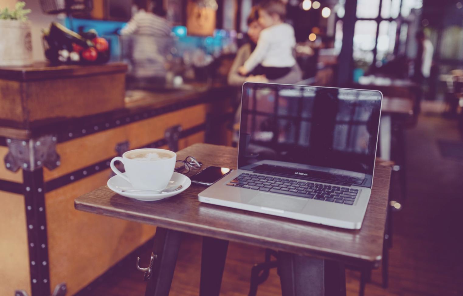 Person arbeitet konzentriert an Finanzplanung